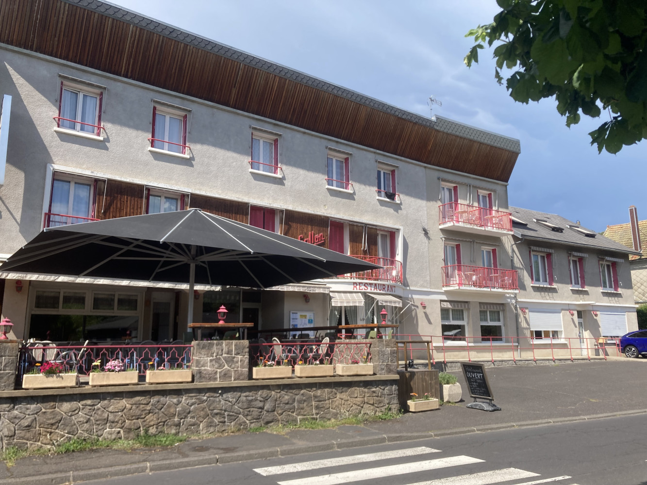 Photo de HÔTEL** LE GRILLON
